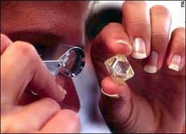 viewing_rough_diamond_via_loupe